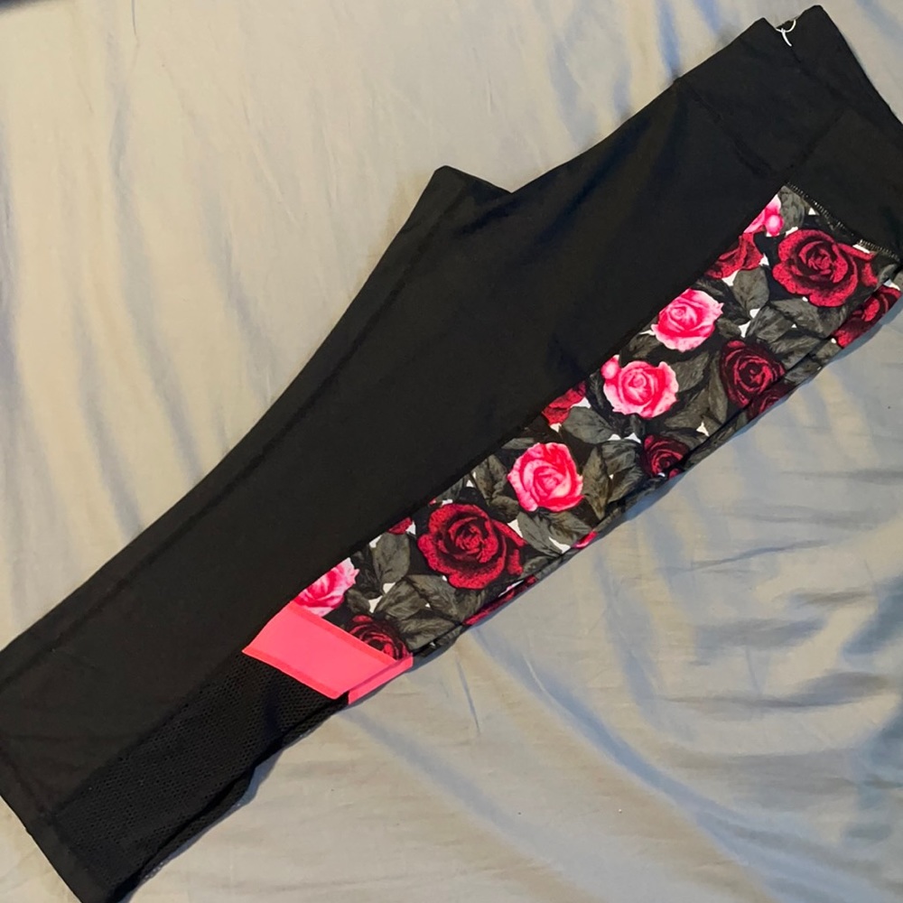 Betsey Johnson workout Capri legging